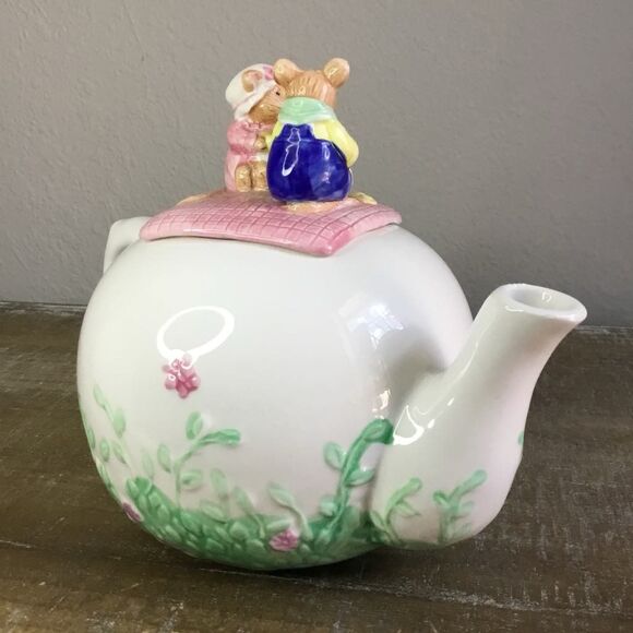 Vintage 90s Cottagecore Farmhouse Country Mouse Picnic Novelty Kitsch Teapot - Picture 2 of 7